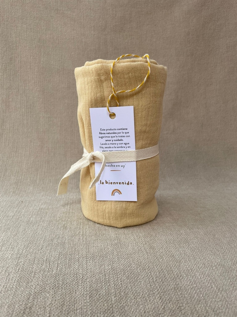 Rebozo de muselina mostaza La Bienvenida